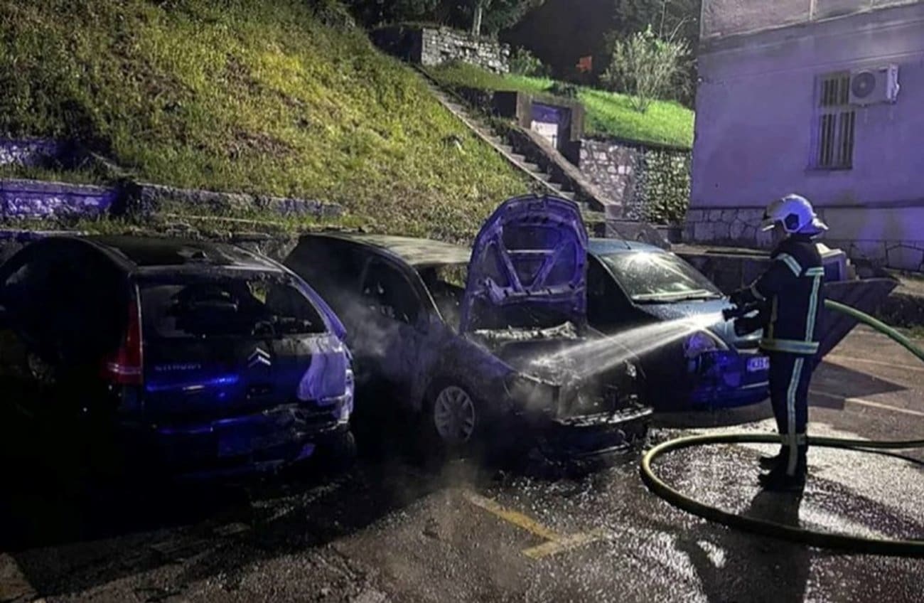 Uhićeni mladići (24, 26) zbog sumnje da su zapalili aute