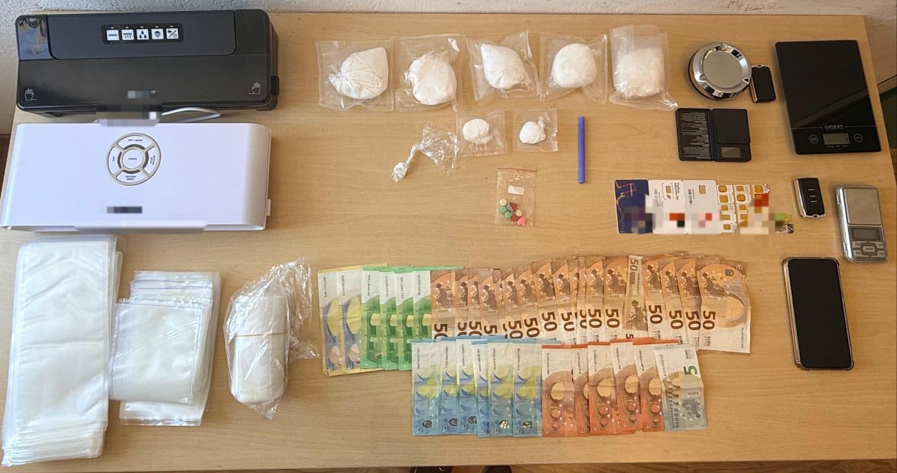 Policija u Supetru razotkrila stan pun droge, vaga i vakuum aparata