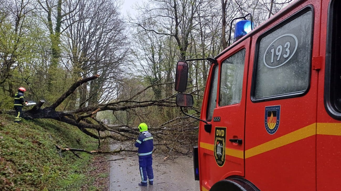 totine intervencija, opasnosti na svakom koraku: Vatrogasci i dalje u borbi s olujnim vjetrom