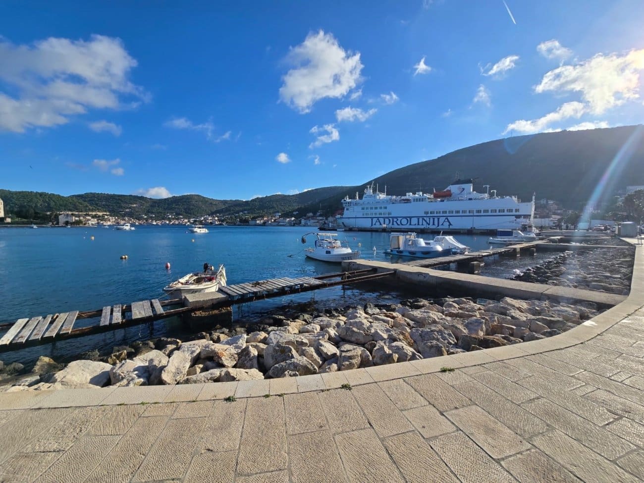 Projekt Vis-Prilovo: Radovi na uređenju obalnog područja i izgradnji gata napreduju prema planu