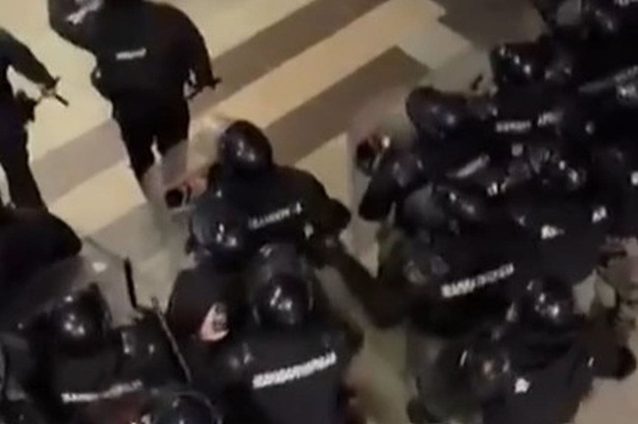 VIDEO Derbi u Beogradu izmaknuo kontroli: Poruke o Splitu i Tuđmanu obilježile utakmicu