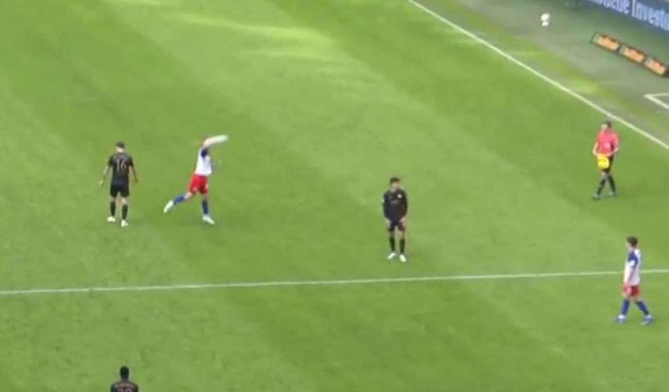 VIDEO Bijesni Vušković napucao loptu šakom i pogodio suca. Prijeti mu kazna?