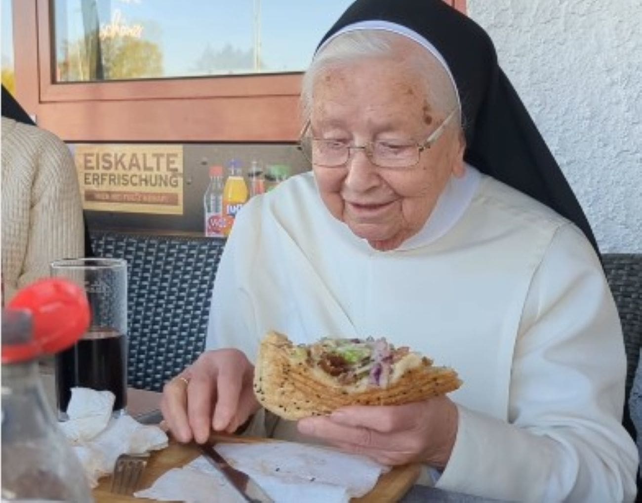 Milijuni ljudi pogledali su video ove časne sestre koja prvi put jede - kebab