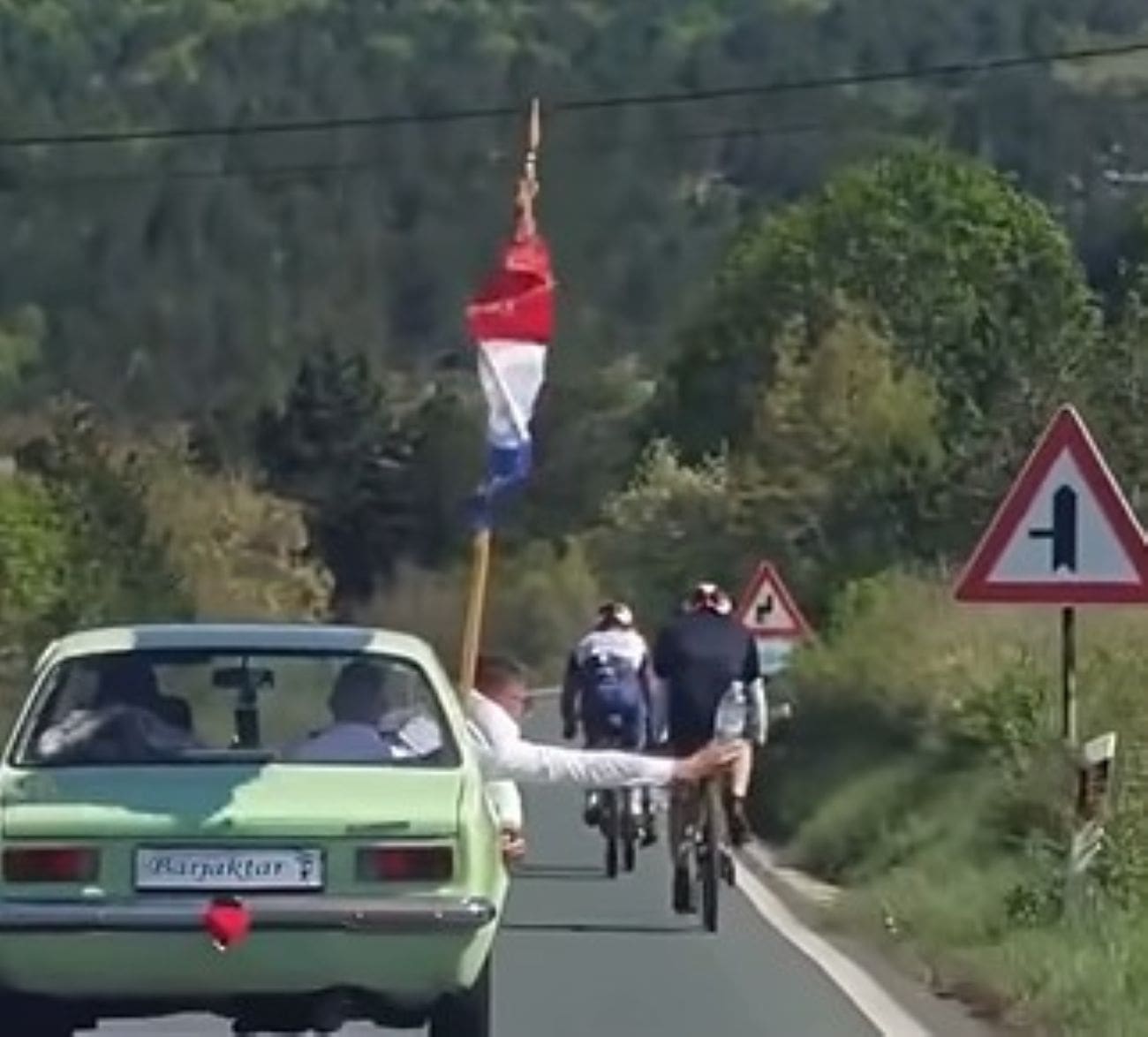 Imotski svatovi presreli bicikliste i napravili show: "Naši ne piju vodu ni u kući!"