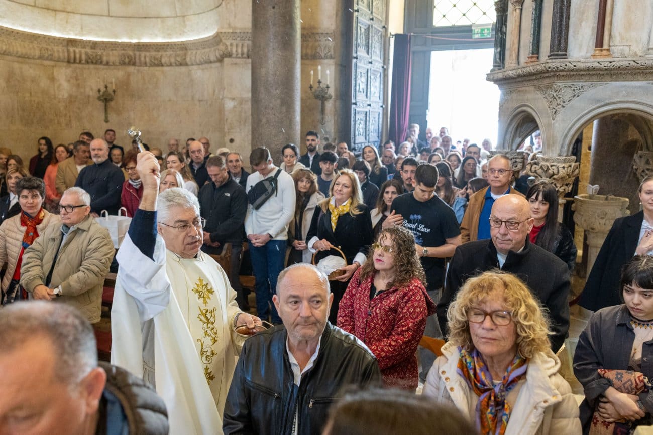 FOTO Splitska katedrala prepuna vjernika na Uskrs. Pogledajte kako je bilo