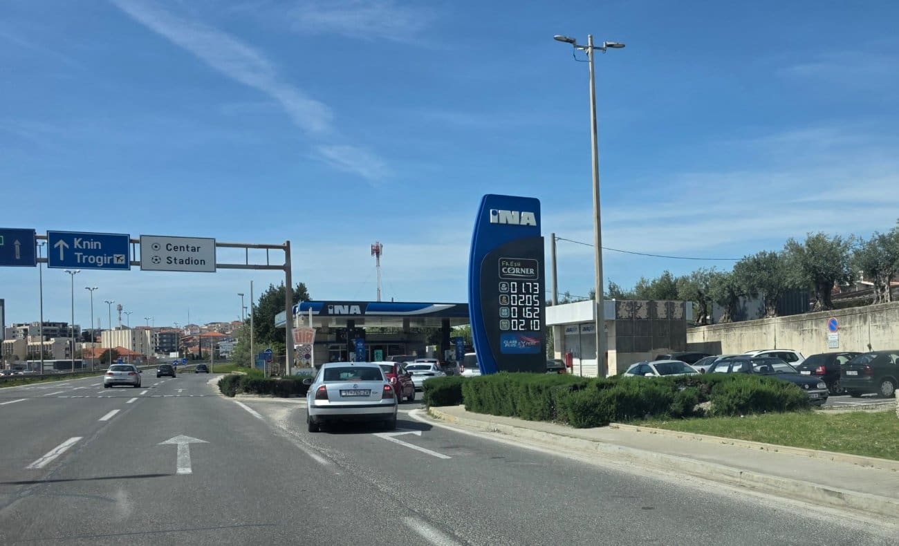 FOTO Cijene goriva od sutra rastu. U Splitu već gužve na pumpama