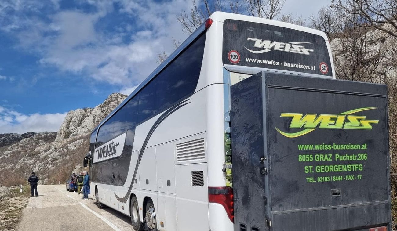 Autobus sa 77 putnika zapeo kod Obrovca zbog jake bure