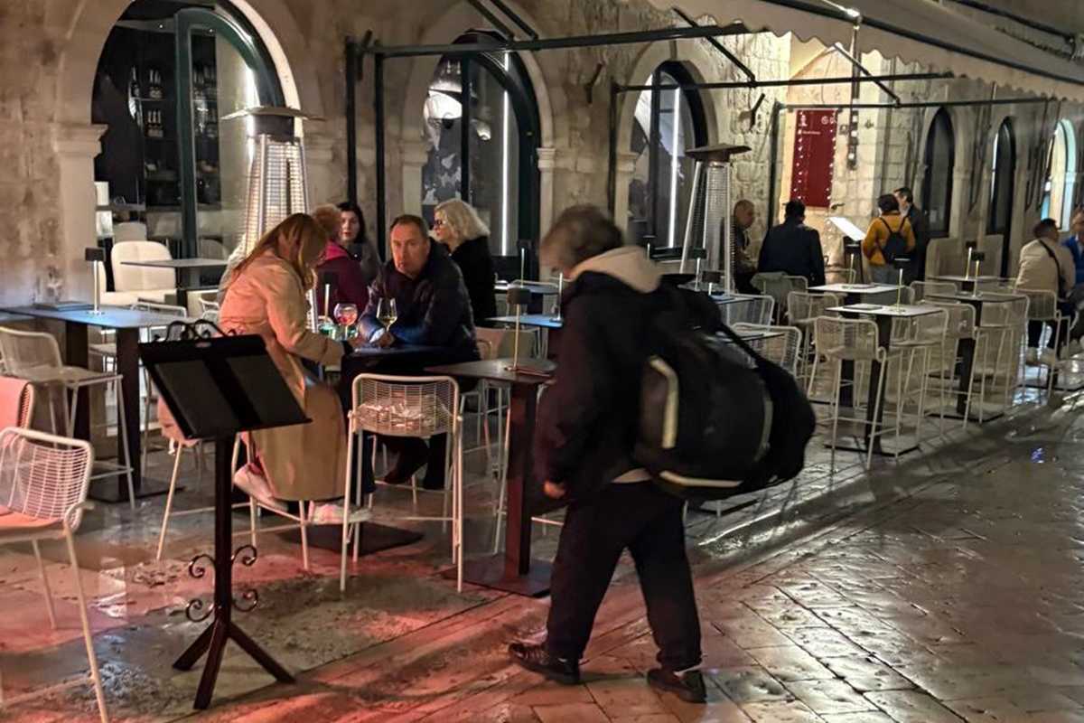 Potresna priča iz obalnog grada: Starija žena već dvije godine spava na otvorenom, nitko ne zna kako