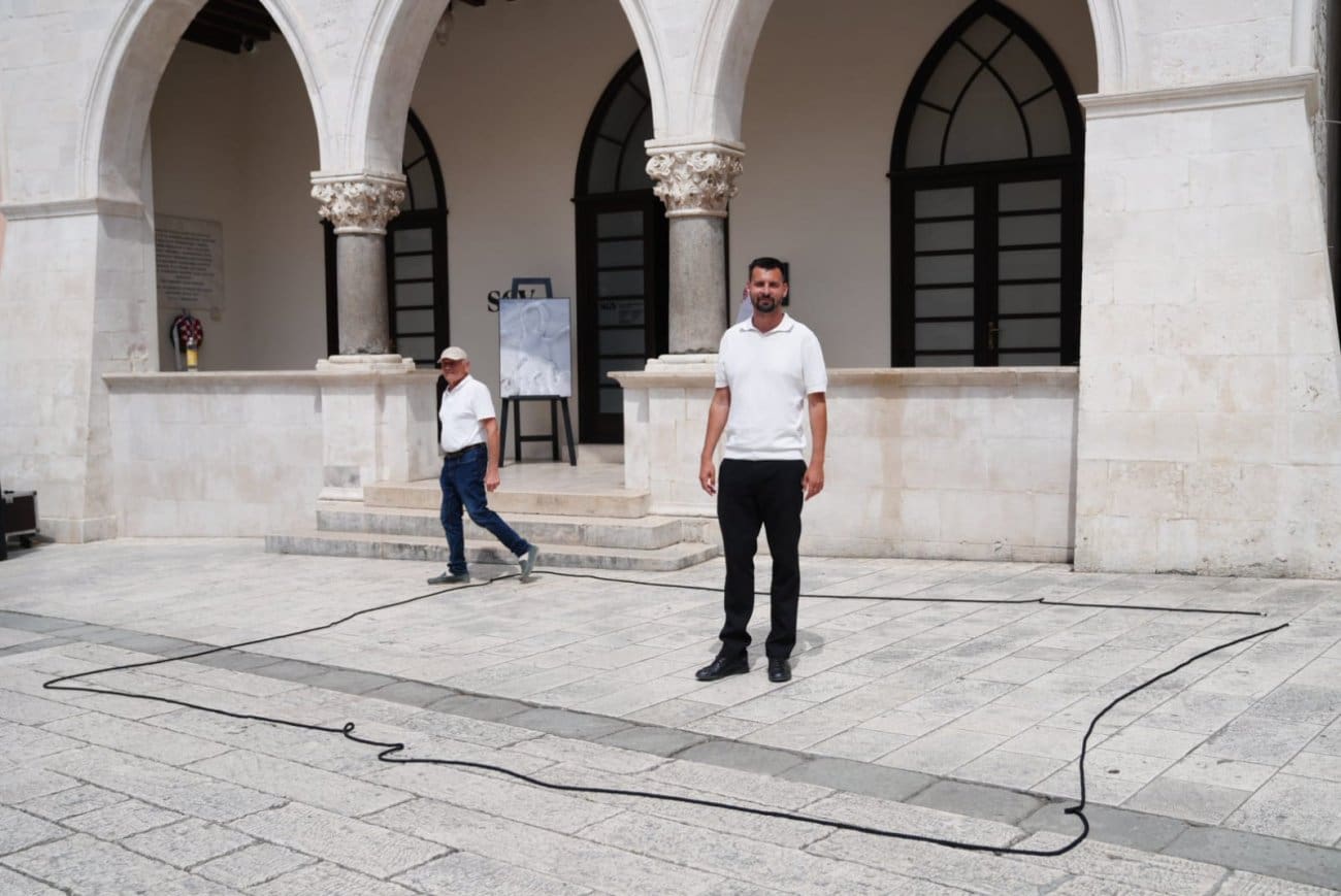 Ivošević na Pjaci konopom pokazao “12 kvadrata razlike”: “Četiri godine su nas klevetali, a rade isto”