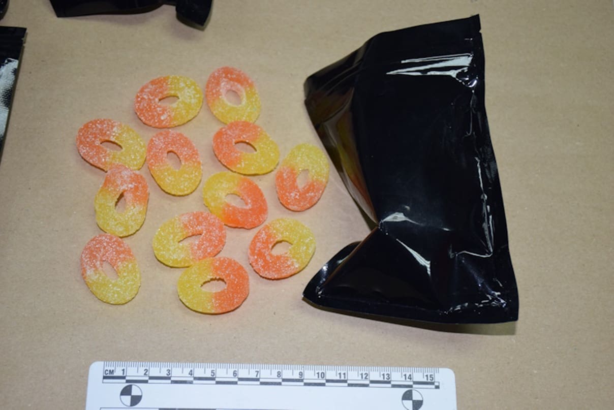 FOTO Sumnjivo ponašanje ga odalo: Našli mu kutiju s 'gumenim bombonima'