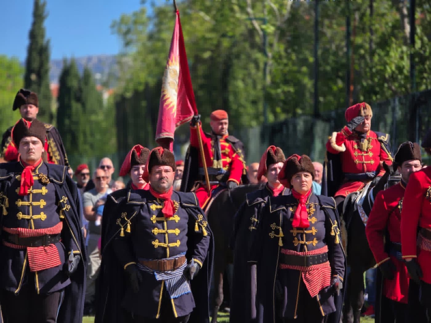 Na konjima projurili kroz centar Splita, svi gledali u čudu. Evo što se događa