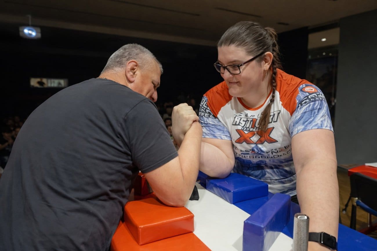 Ovo morate vidjeti, najjača žena svijeta izazvala Bulja na obaranje ruke: "Pustio sam je da pobijedi"