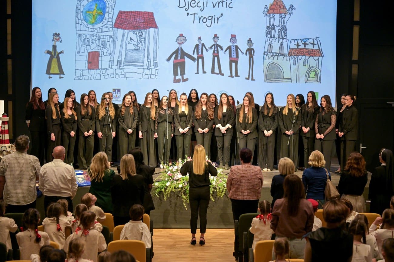 DICA I ČAKAVICA Stotine malih čakavaca na susretu u Trogiru