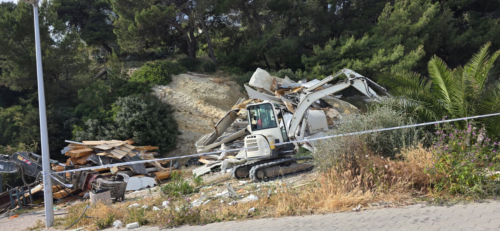 FOTOGALERIJA Uklonjen poznati kafić u Splitu: Teška mehanizacija odradila posao, od objekta gotovo ništa nije ostalo