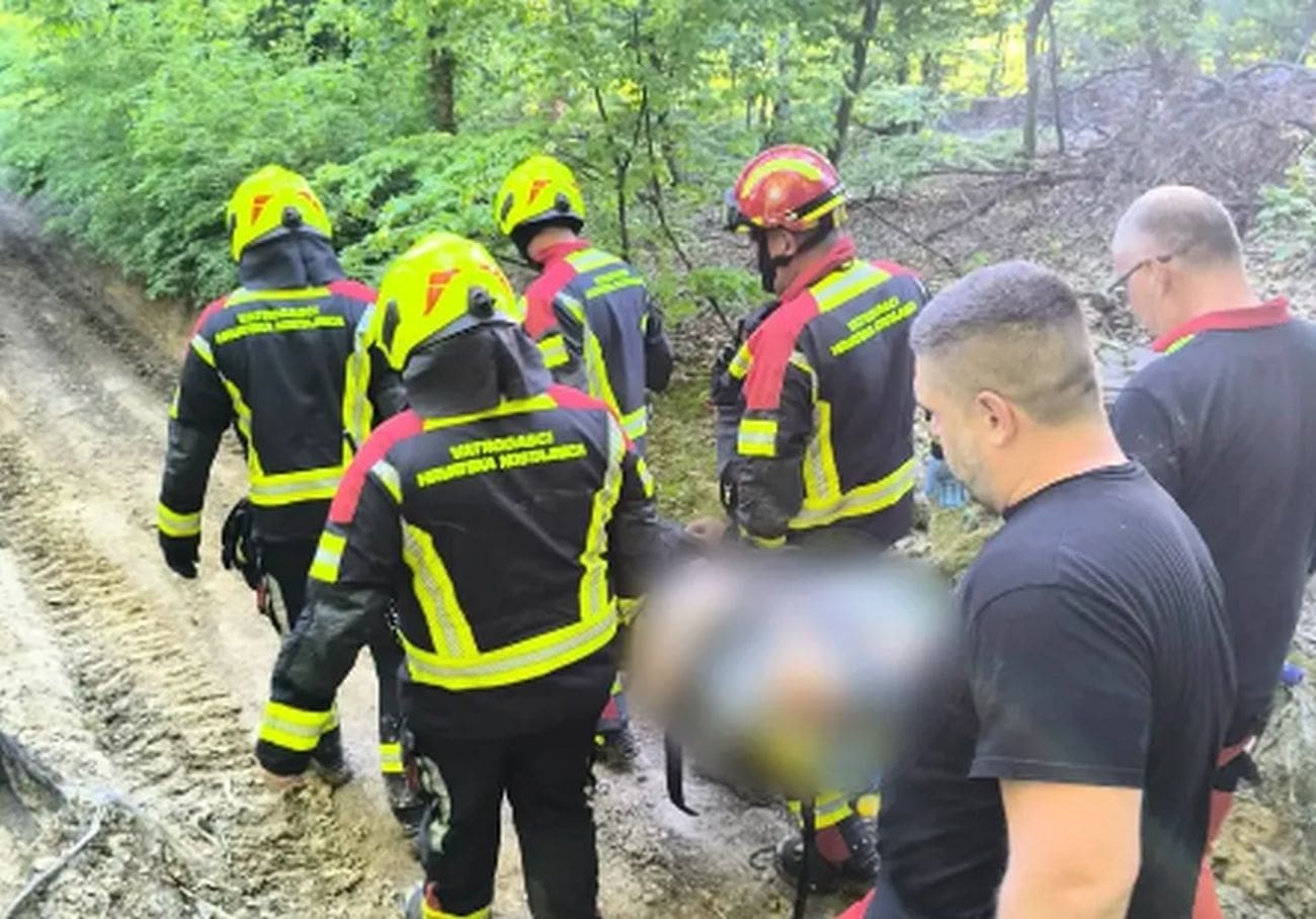 Na muškarca pale klade, morali su ga spašavati helikopterom