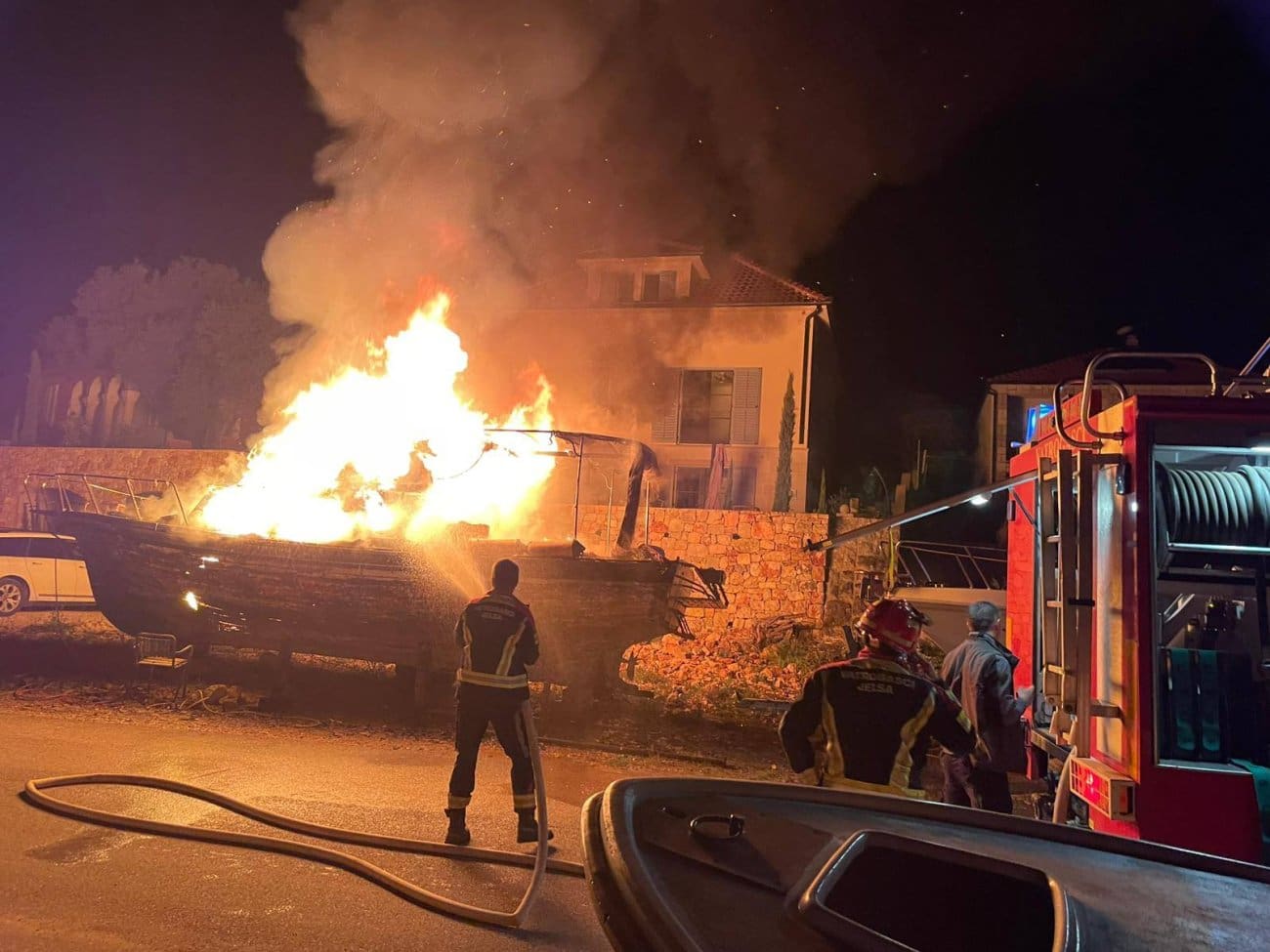 FOTO Dramatične scene iz Vrboske: Gorio drveni brod, vatrogasci objavili fotografije