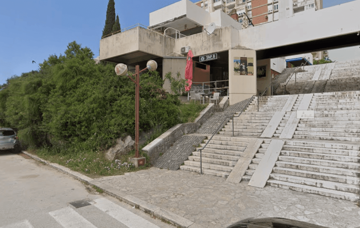 Tko je izgubio 'pomagalo' u Splitu? Neobičan predmet ispred pivovare u Splitu izazvao znatiželju prolaznika: "Molimo susjede ili možda drage goste da svoje igračke..."