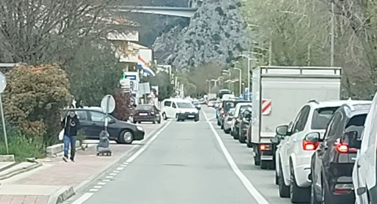 VOZAČI GUBE 'ŽIVCE' Ogromne gužve prema Omišu: "Katastrofa"