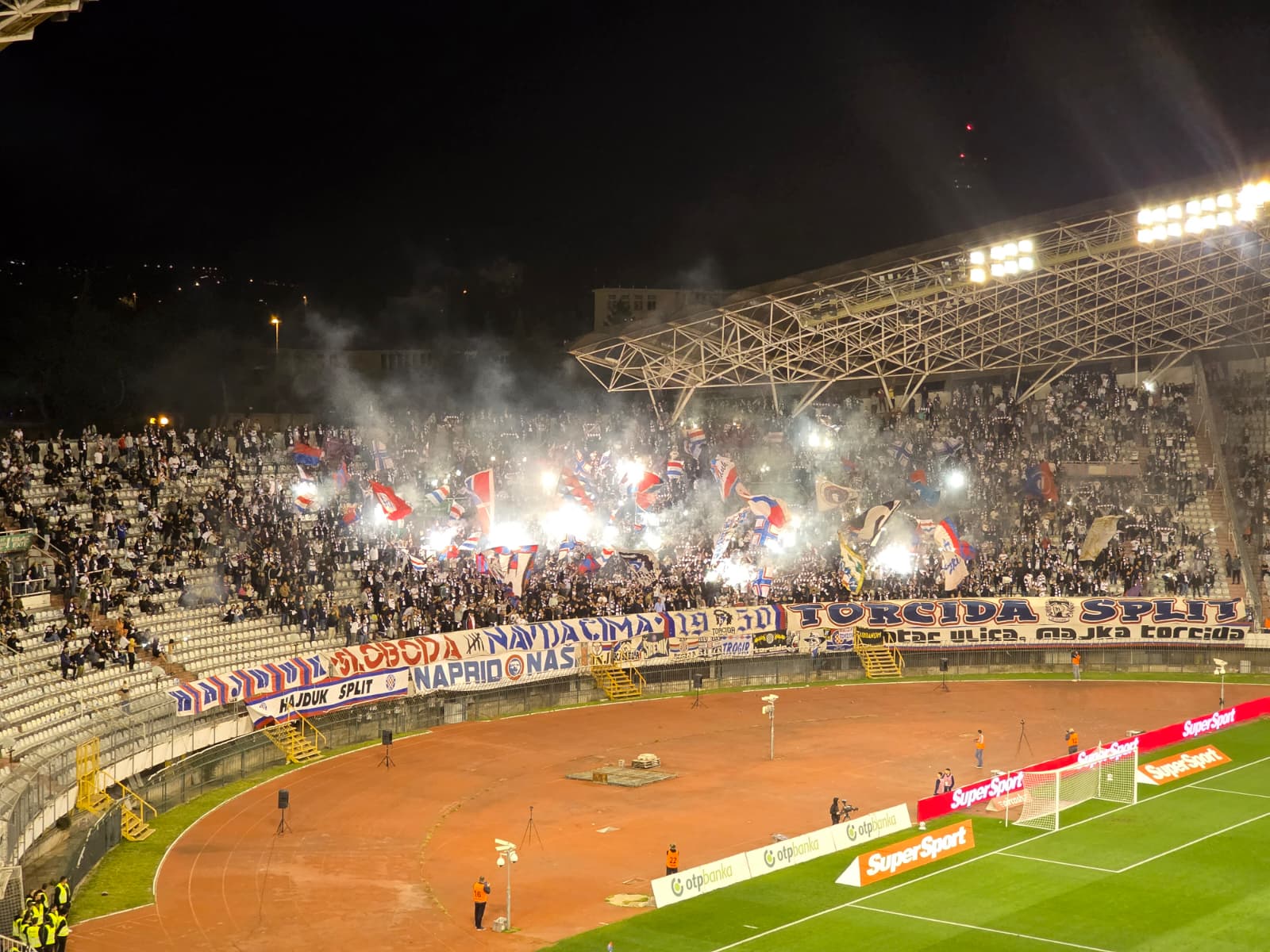 Torcida tradicionalno obasjala sjever u 75. minuti