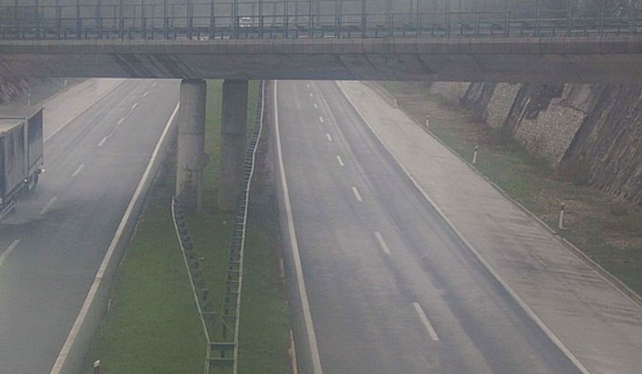 Oprez na cestama diljem Hrvatske: mokri kolnici, magla i radovi usporavaju promet