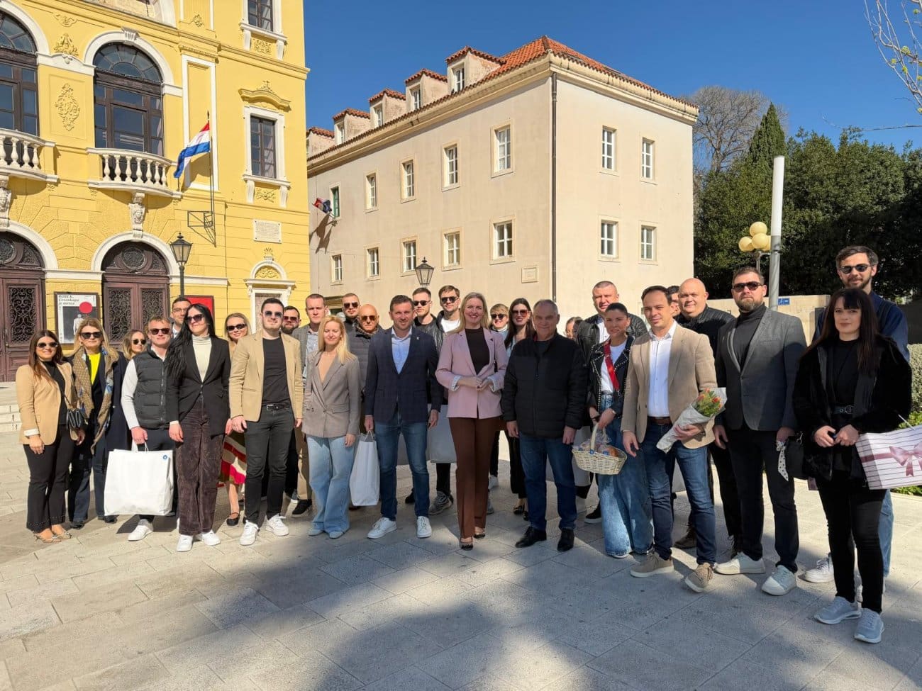 FOTO Uoči Uskrsa HDZ Split građanima dijelio sirnice