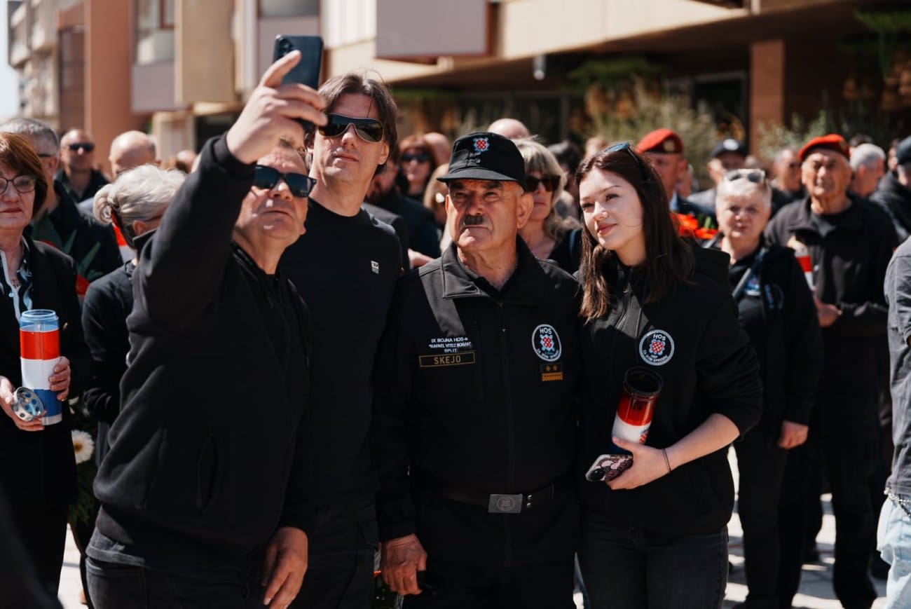 I ove godine Splitom 3 orilo se "Za dom spremni", pjevao se Thompson, spominjali su se novinari, Srbi, četnici i komunisti: "Ne mrzim nikoga, ali svoje ne dam i nikada neću dati"