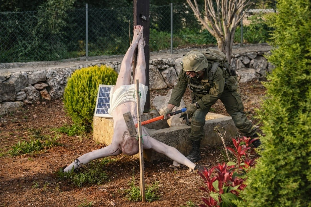 Šokantna fotografija iz Libanona: Izraelski vojnik maljem razbio kip Isusa, IDF pokrenuo istragu