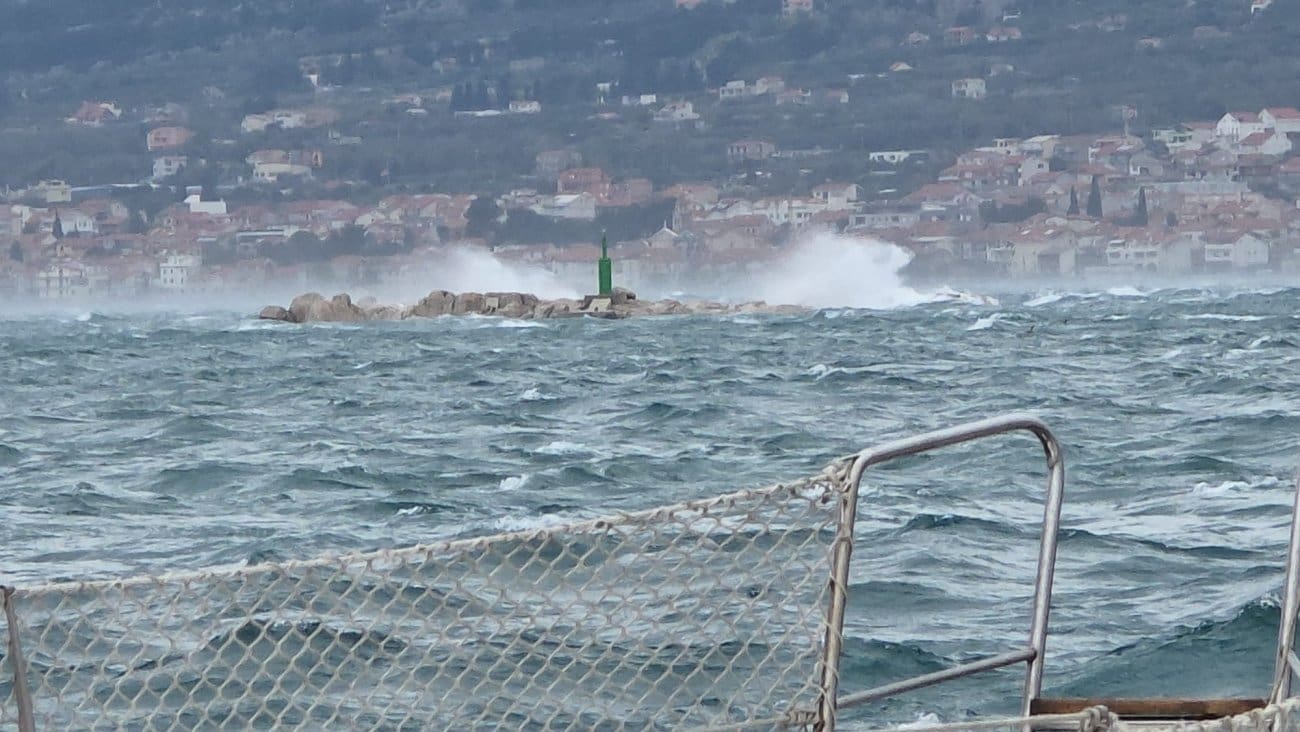 FOTO / VIDEO Split i okolica pod udarom bure, stvara se i morska prašina