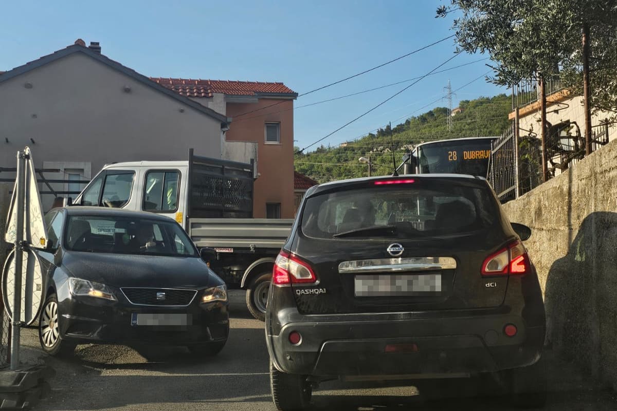 VIDEO Iznimno opasna i uznemirujuća situacija kod splitske osnovne škole: "Desit će se nesreća nakon koje nema povratka te će netko u prometu izgubiti dijete"