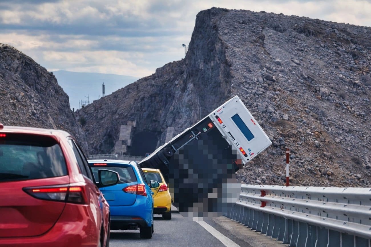 Prevrnuo se kamper na mostu. Promet obustavljen za sva vozila: Udari bure ranije dosezali i 180 km/h