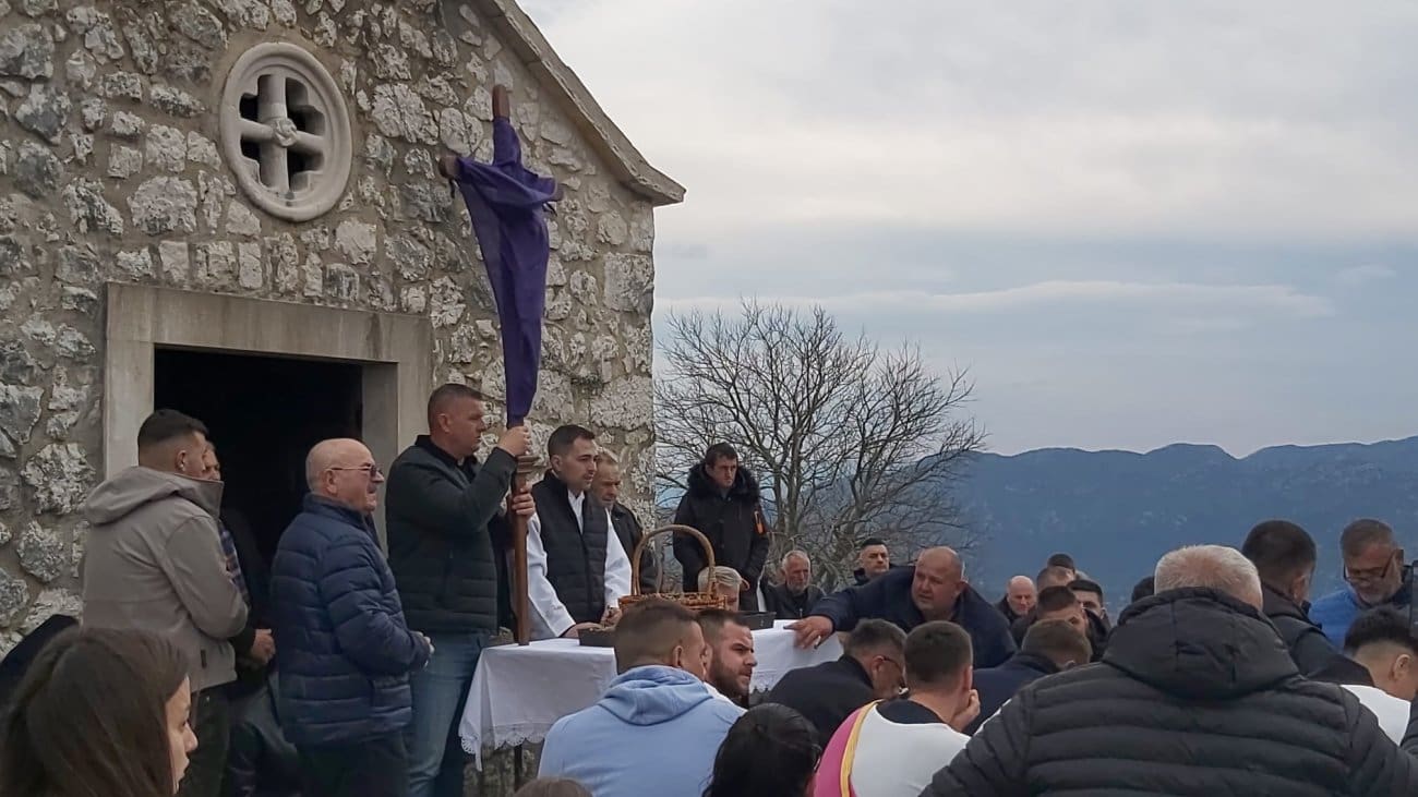 FOTOGALERIJA Otrići u molitvi obilježili Veliki petak: Održan tradicionalni križni put