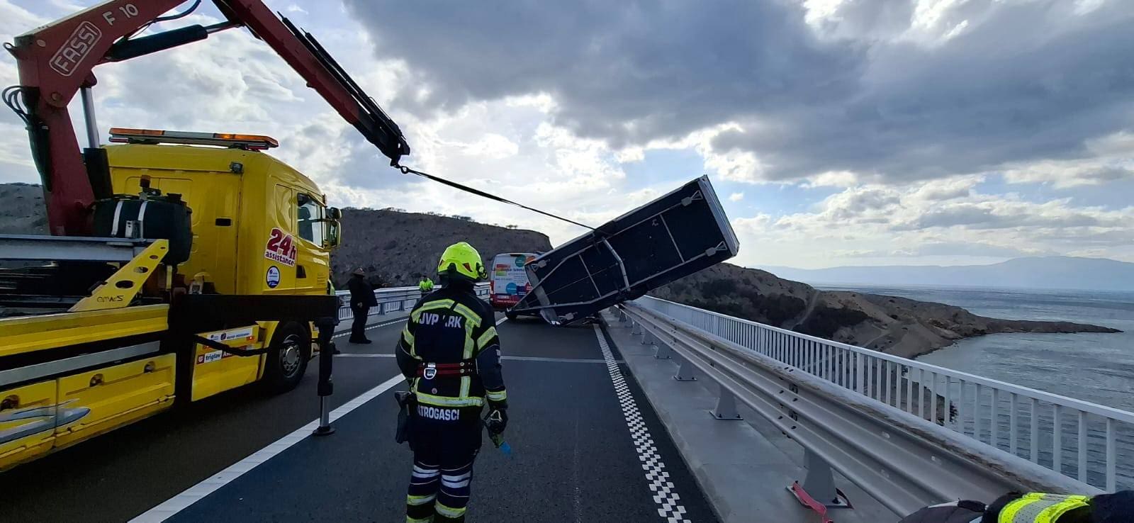 FOTO Pogledajte dramatičan trenutak kada je vjetar bacio prikolicu na rub mosta: Jaki udari vjetra prijetili da je bace u provaliju