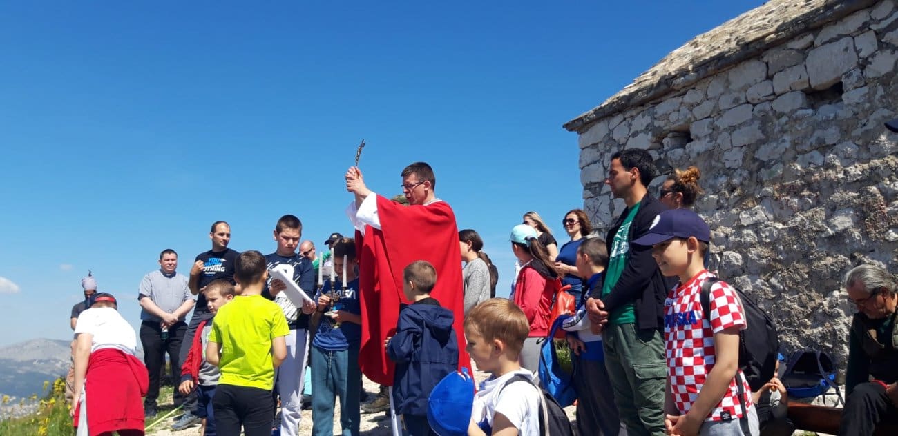 Jurjevo na Perunu: Blagoslov polja na svetom brdu iznad Splita – običaj koji spaja vjeru, prirodu i tisućljetnu baštinu