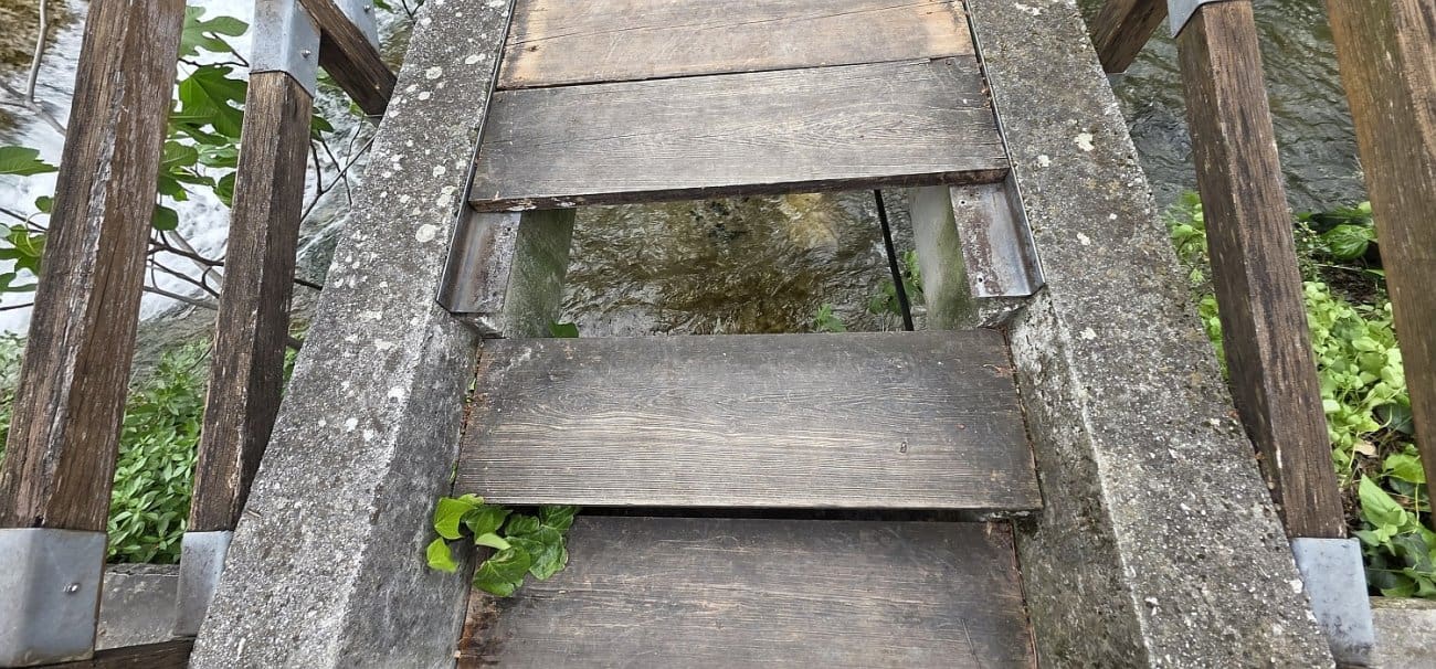 "Nadamo se da će netko brzo reagirati, dok se ne dogodi tragedija": Most je pješake u Žrnovnici postao "ruski rulet"