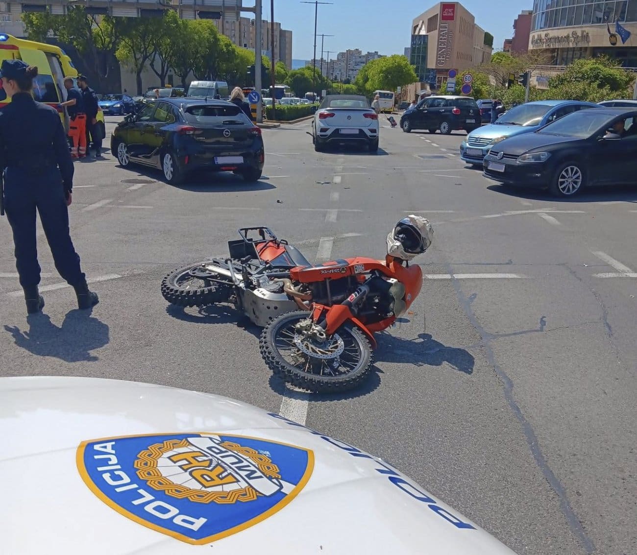 NESREĆA U SPLITU Sudar dvaju automobila na križanju Poljičke i Velebitske, na terenu policija i hitna
