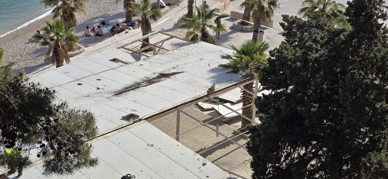 FOTOGALERIJA Radi metla! Bageri stigli na splitski Marjan: Ruši se bespravna nadogradnja objekta na Kašteletu