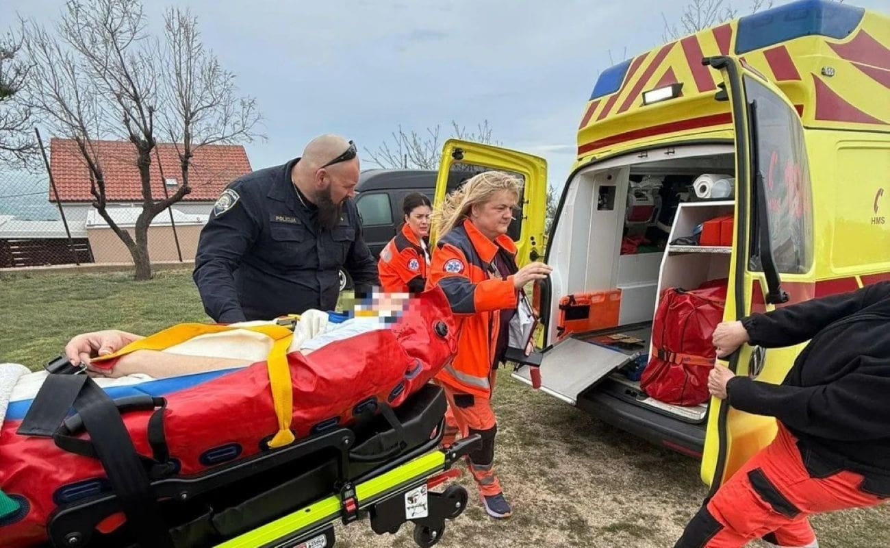 DRAMATIČNA INTERVENCIJA Muškarac pao s kuće, vatrogasci ga prevezli do bolnice preko zatvorenog Paškog mosta