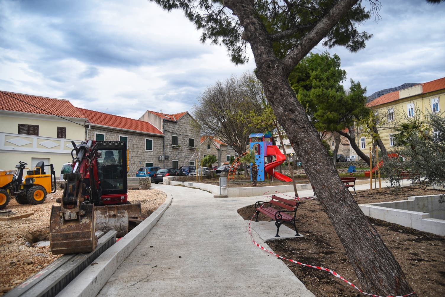 FOTOGALERIJA Kaštel Sućurac dobio novi dječji park. Gojača u novom ruhu, postavljene sprave za vježbanje na otvorenom