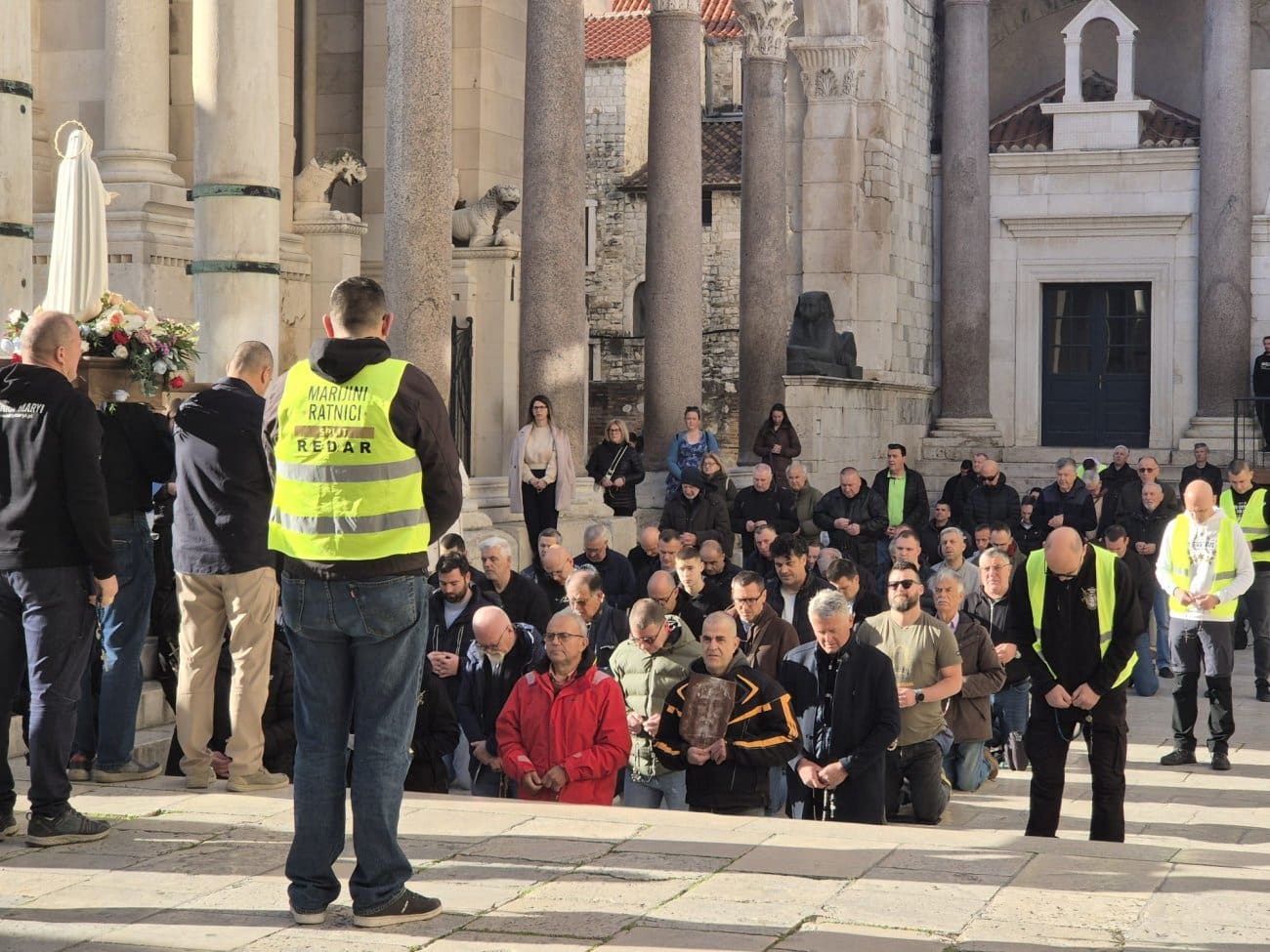 FOTO I VIDEO "Marijini ratnici" na Peristilu i pred Uskrs, mole za čednost žena i domovinu
