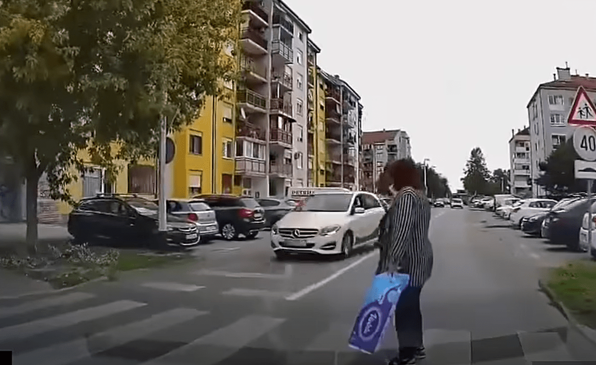 "E ovo se zove - ubojica na cesti": Pješakinja sa snimke čudom izbjegla nalet auta, sekunde su dijelile od ozbiljne tragedije