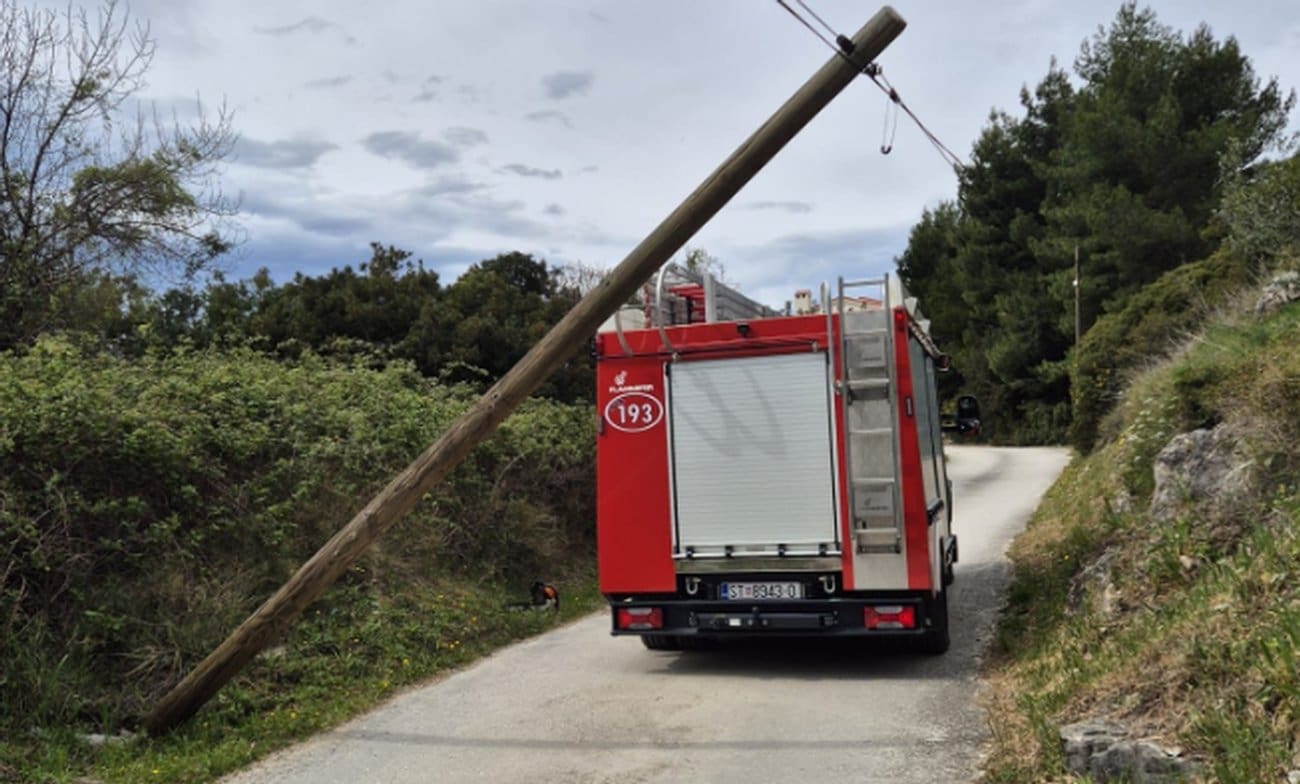 Jaka bura u Podstrani srušila stup telefonije, vatrogasci intervenirali zbog sigurnosti prometa