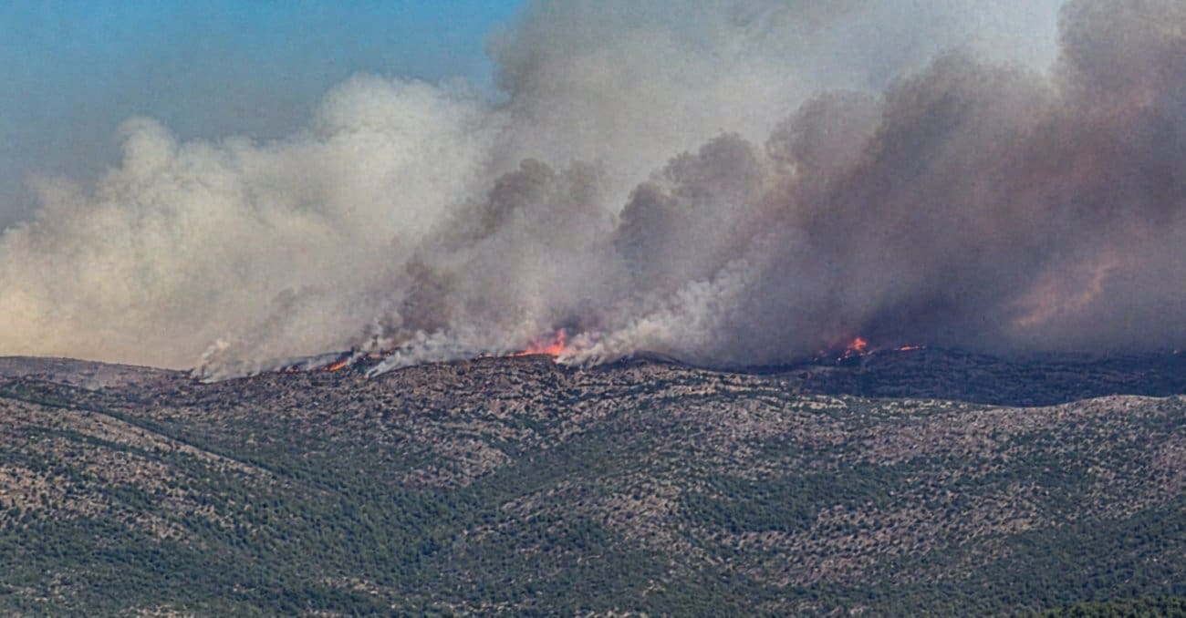 Od jučer ujutro gori na brdu iznad Hrvaca, u pomoć stigli kanader i airtractor