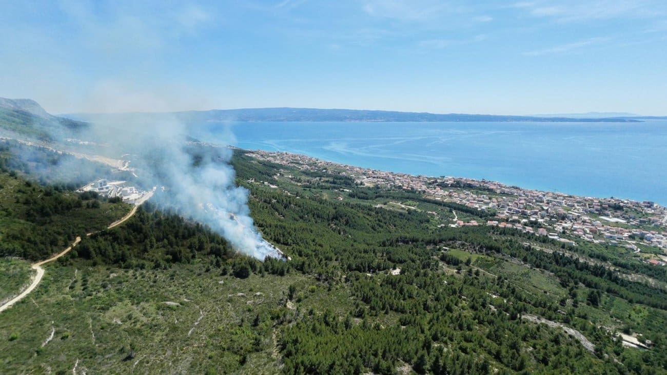 FOTO I VIDEO Buknuo požar iznad Podstrane, na terenu više vatrogasnih ekipa