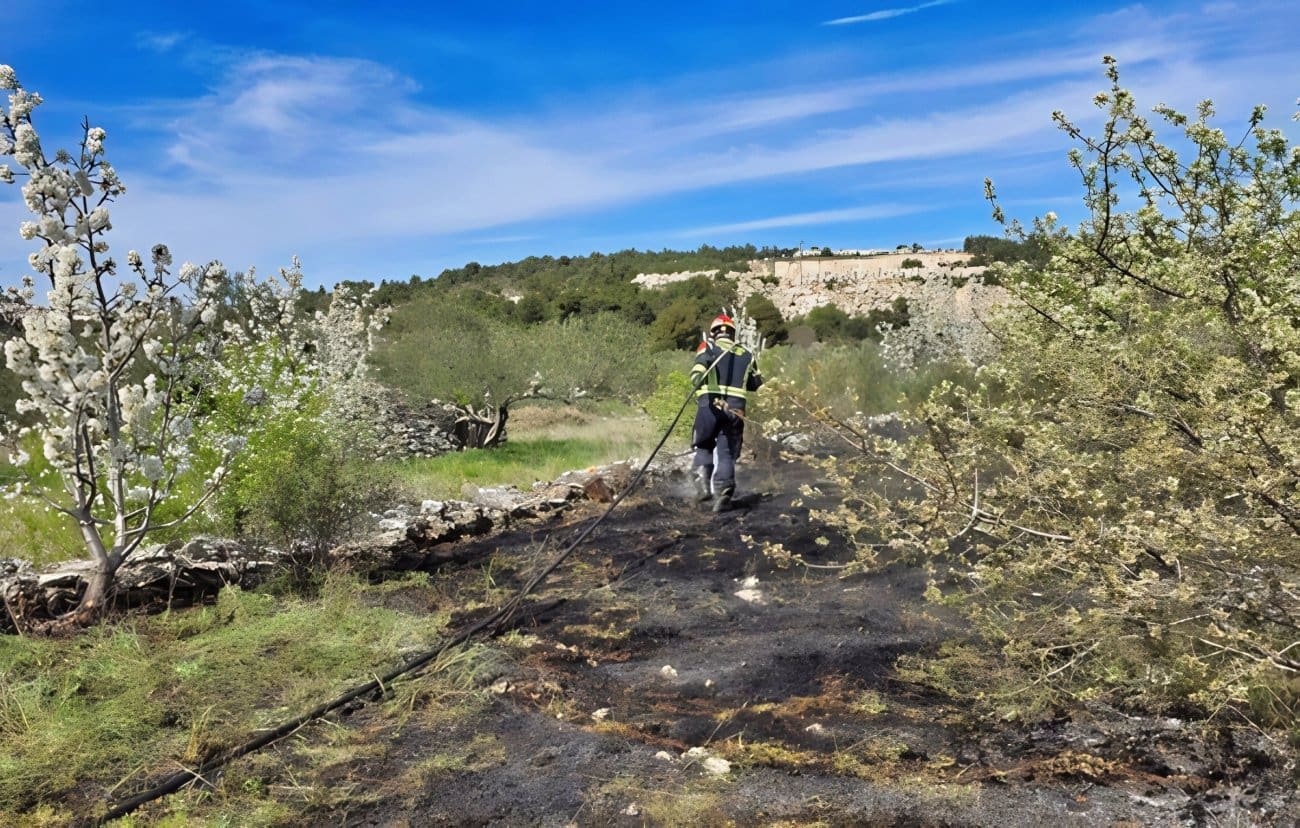 Zaprijetile grane u Pojišanskoj ulici. Gorjeli stup u Jelsi i raslinje u Podgori i Dugobabama
