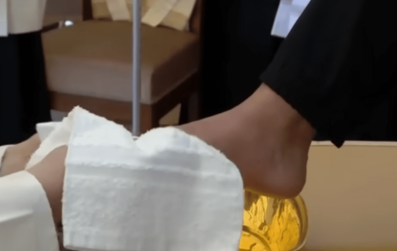 Svećenici su sinoć prali noge vjernicima. Zašto?