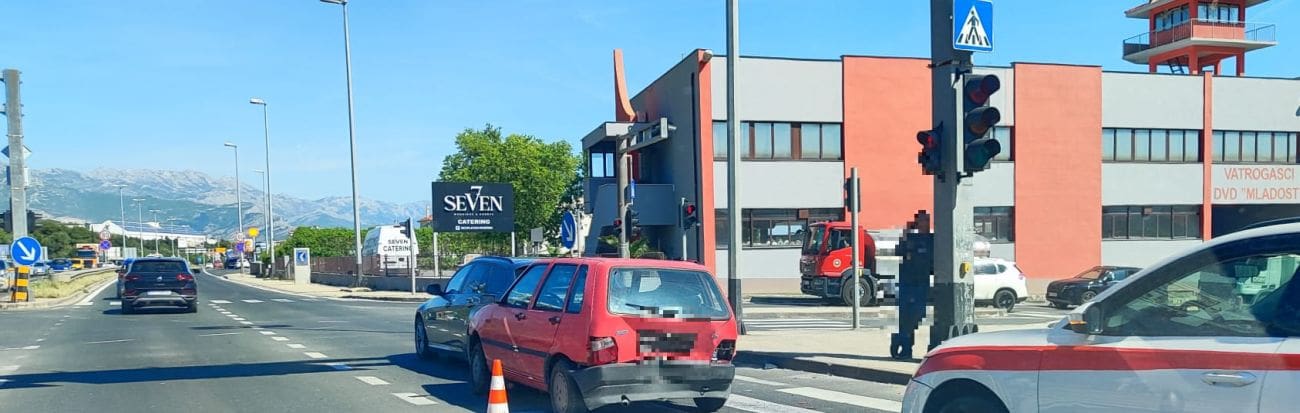 Sudar dvaju vozila u Kaštelima, jedna osoba ozlijeđena