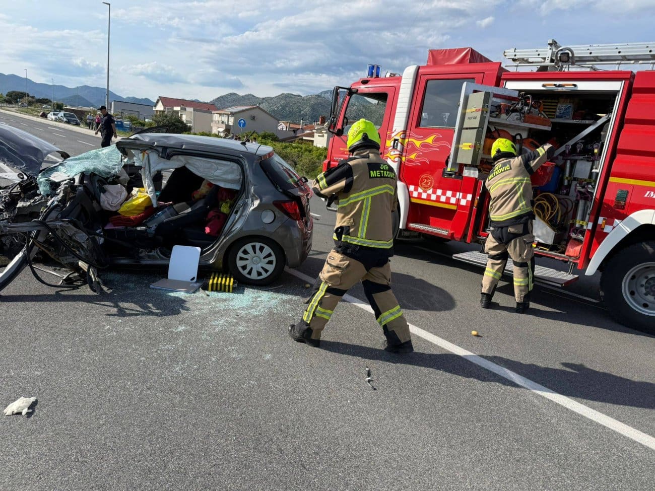 FOTO Teška prometna nesreća u Dalmaciji: Sudarili se kombi i osobni automobil, nastala velika materijalna šteta