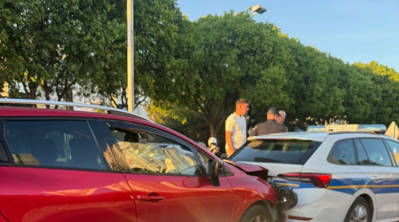 Lančani na izlazu iz grada: Sudarilo se pet vozila u naletu