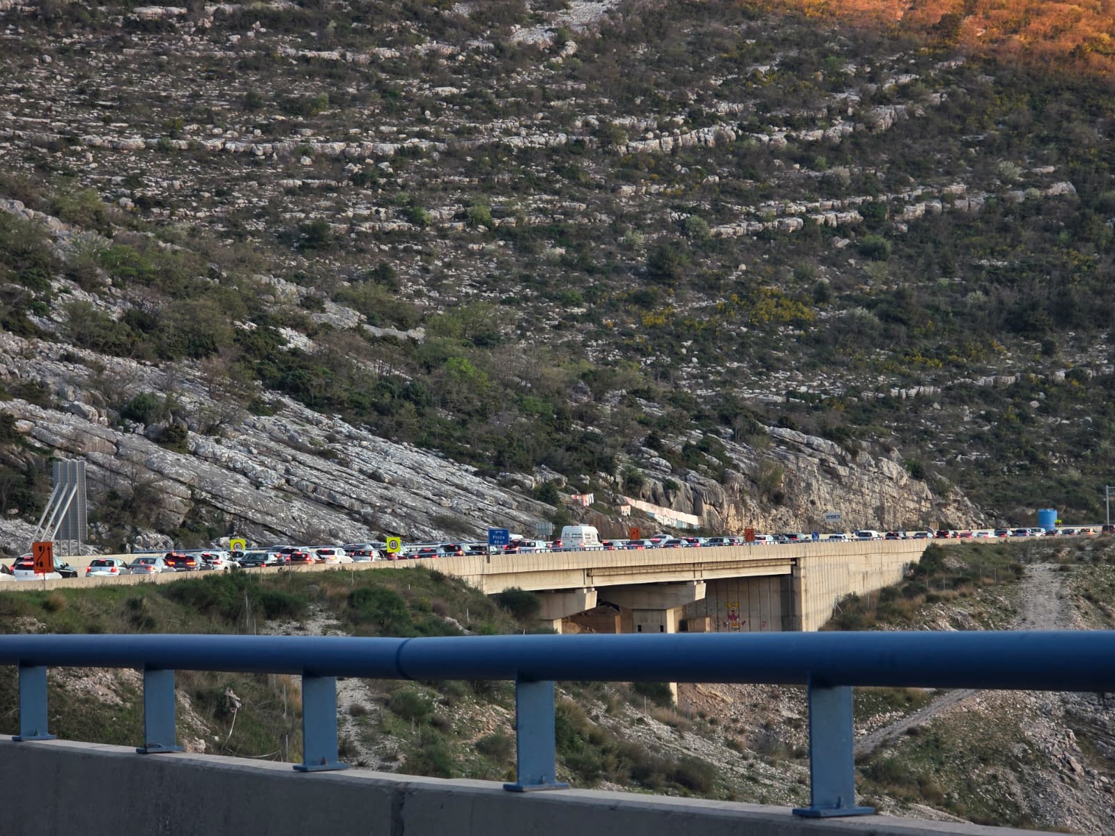 Prometna nesreća na brzoj cesti prema Klisu, stvara se ogromna gužva