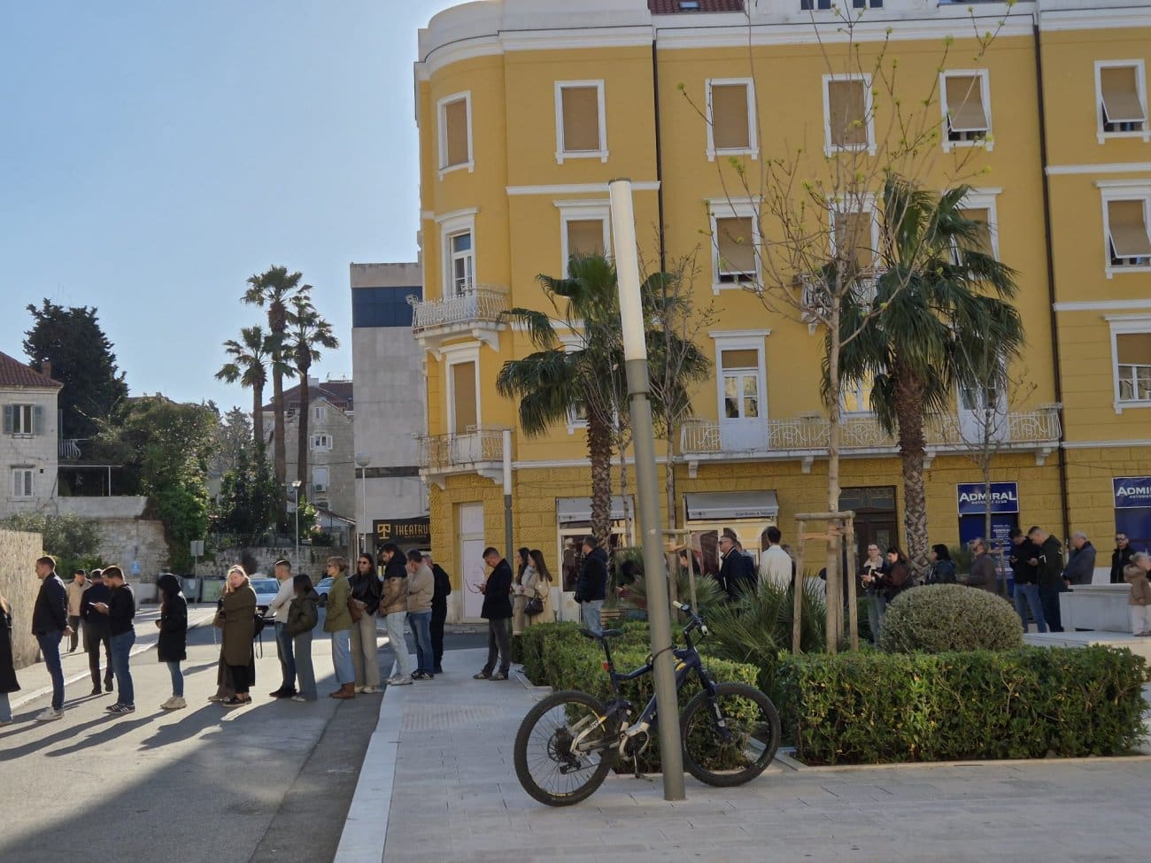 FOTO Velika gužva u centru Splita, vjernici čekaju red za ispovijed